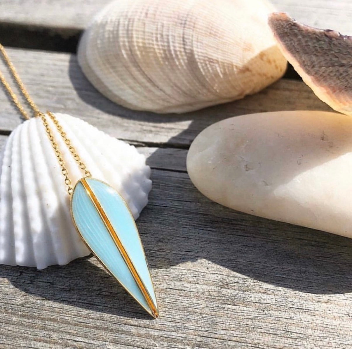 Lotus enamel, gold